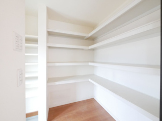 【収納】 | 笛吹市石和町唐柏 平成27年築 積水ハウス施工 敷地159坪 | 1階パントリー