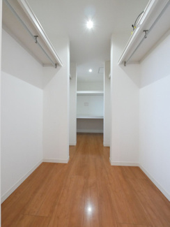 【収納】 | 笛吹市石和町唐柏 平成27年築 積水ハウス施工 敷地159坪 | 2階11帖洋室のウォークスルークローゼット