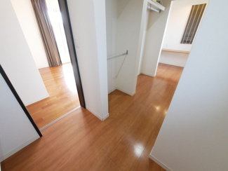 【収納】 | 笛吹市石和町唐柏 平成27年築 積水ハウス施工 敷地159坪 | 2階11帖洋室のウォークスルークローゼット　クローゼット内を回遊できます。