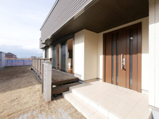 【玄関】 | 笛吹市石和町唐柏 平成27年築 積水ハウス施工 敷地159坪 | 立派な玄関廻り　リビング前にはデッキ付き