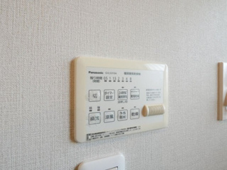 【冷暖房・空調設備】 | 笛吹市石和町唐柏 平成27年築 積水ハウス施工 敷地159坪 | 浴室換気暖房機スイッチ