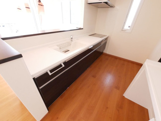 【キッチン】 | 笛吹市石和町唐柏 平成27年築 積水ハウス施工 敷地159坪 | カウンターも大きく、調理のしやすいキッチンです。