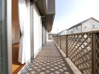 【その他】 | 笛吹市石和町唐柏 平成27年築 積水ハウス施工 敷地159坪 | リビング前のデッキ