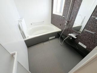 【浴室】 | 笛吹市石和町唐柏 平成27年築 積水ハウス施工 敷地159坪 | 1.5坪サイズの広々バスルーム　浴室換気乾燥機付き