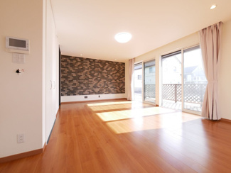 【居間・リビング】 | 笛吹市石和町唐柏 平成27年築 積水ハウス施工 敷地159坪 | 24帖の広々リビング　アクセントクロスがとてもお洒落