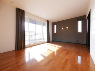 【洋室】 | 笛吹市石和町唐柏 平成27年築 積水ハウス施工 敷地159坪 | 11帖の主寝室　大型ウォークスルークローゼット・書斎付き