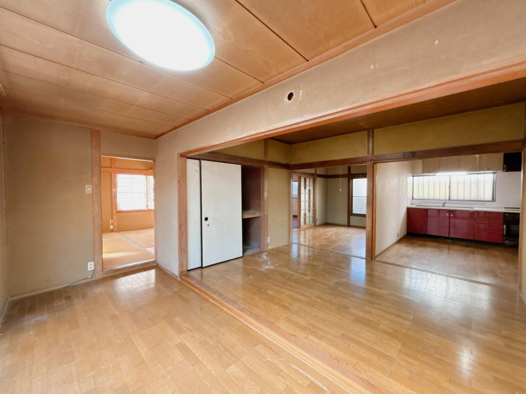 ひたちなか市柳が丘　中古戸建の居間・リビング|たっぷりの陽光と心地よい風が舞い込む住まい♪