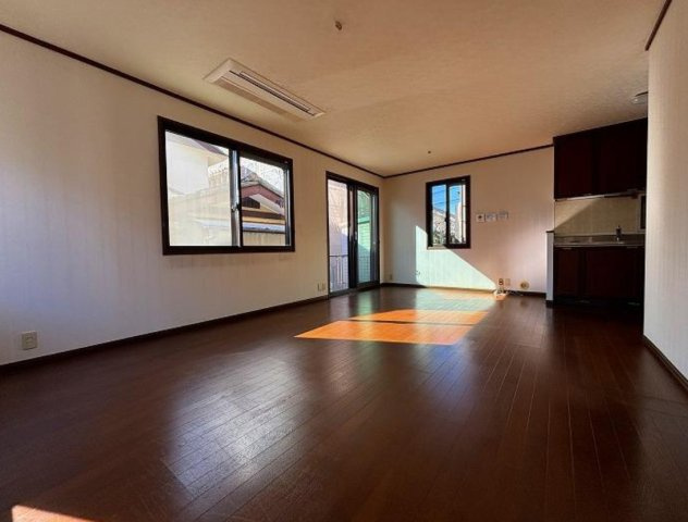 横浜市鶴見区上の宮２丁目 中古戸建て【仲介手数料無料】の居間・リビング