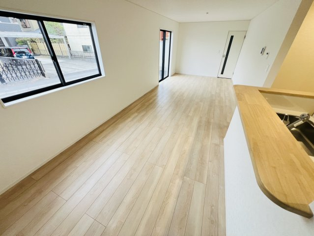 碧南市鴻島町四丁目81番1、81番2『仲介手数料無料』新築戸建ての居間・リビング