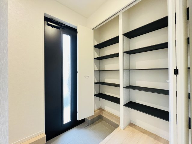 碧南市鴻島町四丁目81番1、81番2『仲介手数料無料』新築戸建ての玄関