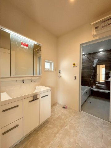 SUN COURTーサンコート－小倉南区上貫1丁目【小倉南区　新築戸建て】の独立洗面台|充分な広さの洗面脱衣室♪　【小倉南区　新築戸建て】