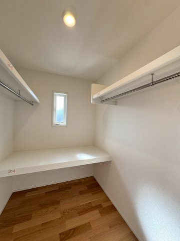 SUN COURTーサンコート－小倉南区上貫1丁目【小倉南区　新築戸建て】の収納|丈の長いお洋服もかけることができるWIC　【小倉南区　新築戸建て】