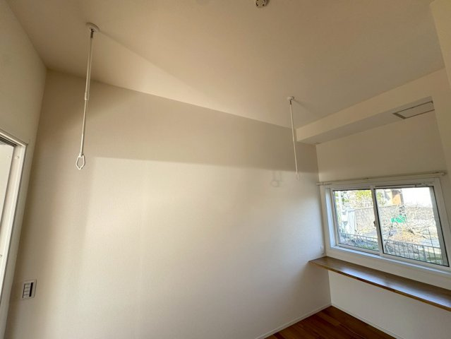 SUN COURTーサンコート－小倉南区上貫1丁目【小倉南区　新築戸建て】の設備|１階洋室にはホスクリーン完備♪雨の日など室内干しするのに大活躍♪　【小倉南区　新築戸建て】