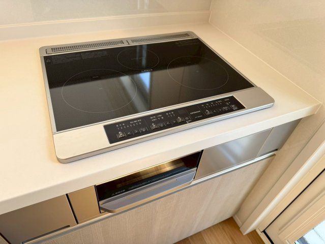 SUN COURTーサンコート－小倉南区上貫1丁目【小倉南区　新築戸建て】のキッチン|IHクッキングヒーターはフラット天板のため、サッと拭くだけでお手入れもラクラク♪【小倉南区　新築戸建て】