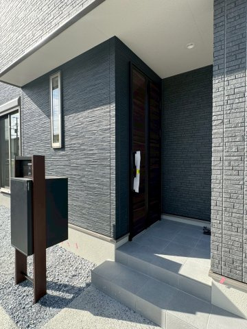 SUN COURTーサンコート－小倉南区上貫1丁目【小倉南区　新築戸建て】の玄関|施錠開錠がワンタッチのキーレス玄関ドア。　【小倉南区　新築戸建て】
