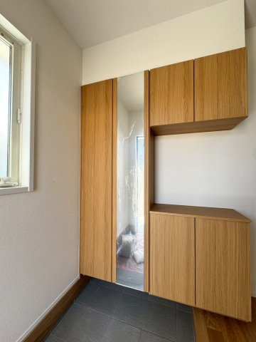 SUN COURTーサンコート－小倉南区上貫1丁目【小倉南区　新築戸建て】の玄関|姿見付きのシューズボックスを完備♪【小倉南区　新築戸建て】