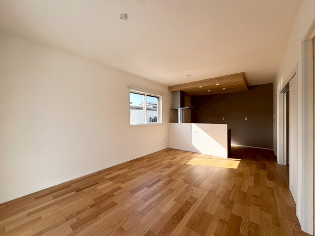 SUN COURTーサンコート－小倉南区上貫1丁目【小倉南区　新築戸建て】の居間・リビング|明るく開放的な空間を演出する天井高2.7mのリビングダイニング♪【小倉南区　新築戸建て】