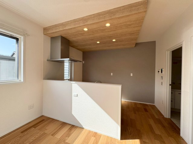 SUN COURTーサンコート－小倉南区上貫1丁目【小倉南区　新築戸建て】のキッチン|下がり天井がお洒落なカウンターキッチン【小倉南区　新築戸建て】