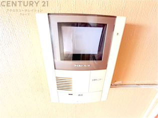 訪問者が来たときにテレビ画面で確認できるため、安心してドアを開けられます。録画機能があるものもあり、留守中に来訪者を記録しておくことができます。利便性が高く、セキュリティ面でも安心です。