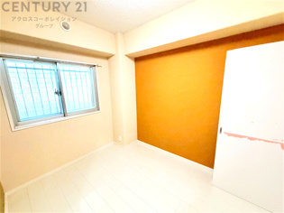 明るい色合いのフローリングとクロスを使用した洋室は家具やインテリアとも調和しやすく空間が広く感じられ開放感を生み出します。自然光を効果的に反射し、室内を明るく保つため、日中の照明使用を抑えられます。