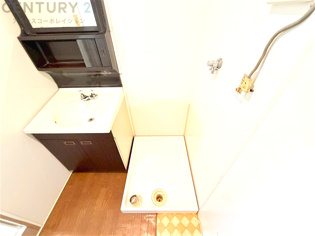 洗濯物の仕分け作業がしやすく、整理整頓が容易になります。洗濯音や湿気を他の部屋に持ち込まず、生活環境を快適に保ちます。上部を活用すれば収納スペースを確保でき洗剤や洗濯用品の整理もしやすくなります。