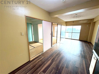 リビングダイニングは家族や友人とのコミュニケーションを楽しむ場所でくつろぎながら食事や会話を楽しめ、多目的に利用できリラックスできる空間です。家庭内の中心として機能し、快適な生活をサポートします。