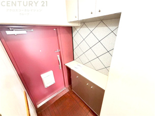 大きな玄関収納付きの玄関です　家族皆様の履物をしっかり収納できます
