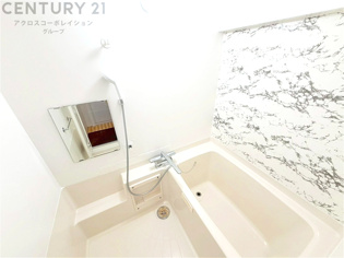 ユニットバスは省スペースでありながら、シンプルな設計と使いやすさを備え、簡便なメンテナンスが可能です。またミラー・小物置き場もあり便利です。