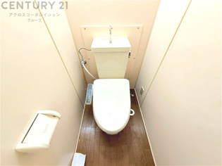 温水洗浄便座付トイレは温水洗浄機能により、暖かい水でおしりを洗浄することができ、冷たい水を使う従来の便座に比べ、温水洗浄機能で暖かいトイレを提供し、快適な使用を可能にします。