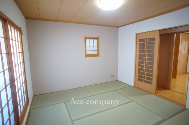 【寝室】 | 東大阪市金岡2丁目 | 【2階：ゆったり和室約8帖】バルコニーに面したお部屋☆畳表替え、障子貼替済みです☆