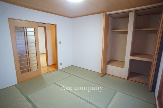 【寝室】 | 東大阪市金岡2丁目 | 【2階：ゆったり和室約8帖】収納完備です♪