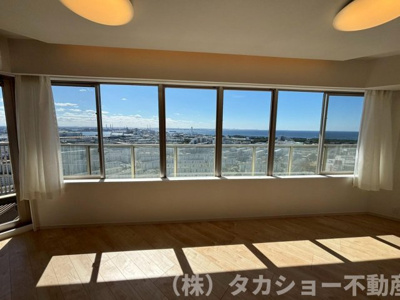 【居間・リビング】 | ベイマークスクエアシティコートタワー | こちらのリビングで趣味の時間をお楽しみください