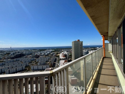 【バルコニー】 | ベイマークスクエアシティコートタワー | 外からの目が気にならないバルコニーで洗濯物が干せます