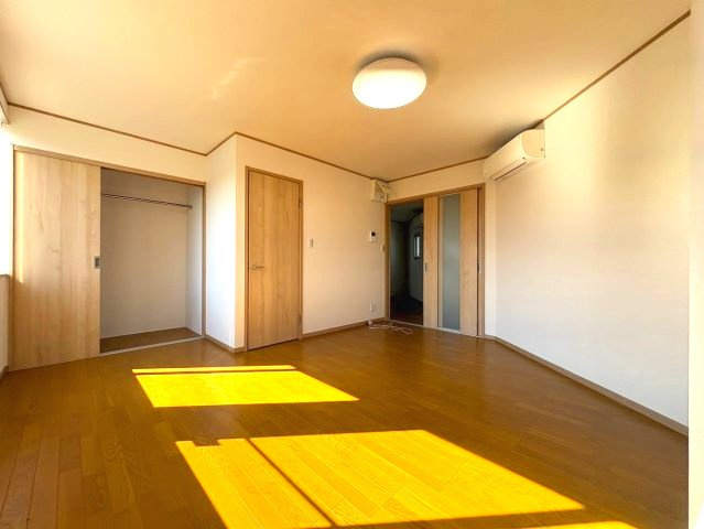 一須賀野村ビルの洋室