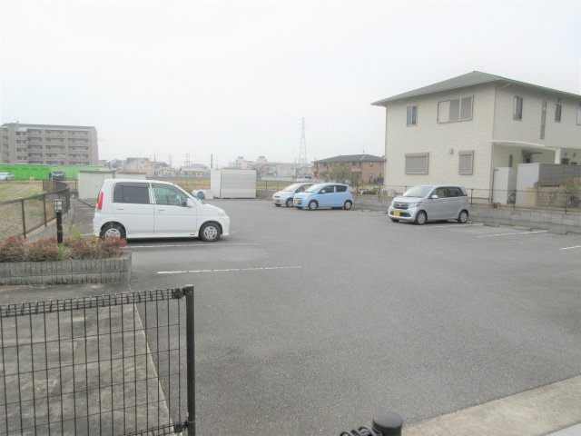 レナアバンスの駐車場