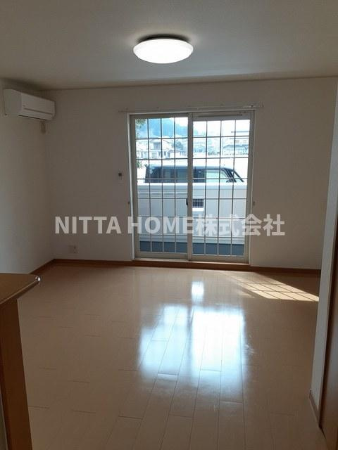 アイビーフラットＡの居間・リビング|こちらの洋室は10.2帖です☆