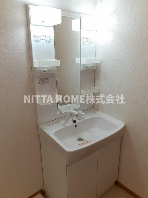 アイビーフラットＡの洗面所|シャワー付きの洗面台朝の準備も楽々です☆彡