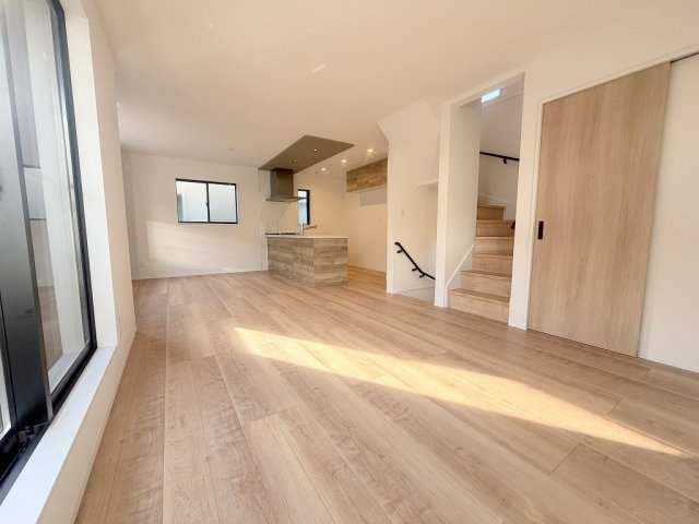 三郷市寄巻　新築戸建　全1棟の居間・リビング|コミュニケーションの取れるリビングイン階段