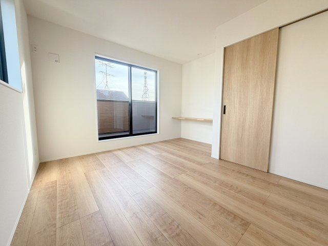 三郷市寄巻　新築戸建　全1棟の洋室|カウンター付きでパソコン作業や化粧スペースとしても活用できます