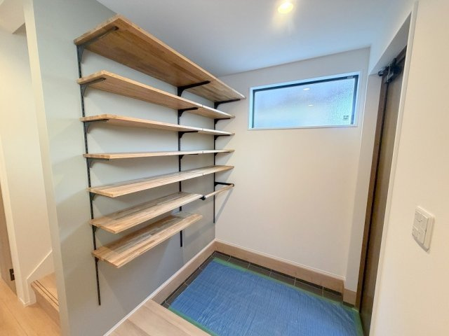 三郷市寄巻　新築戸建　全1棟の玄関|靴以外の置場としても使い勝手の良い可動棚タイプの下駄箱です