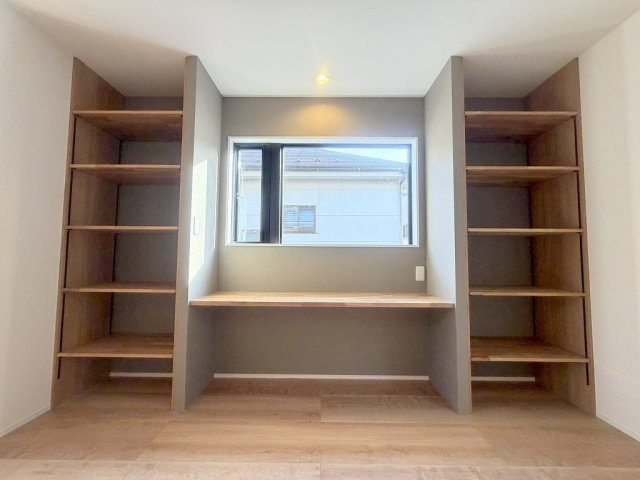 三郷市寄巻　新築戸建　全1棟の収納|リビングにはお子様のリビング学習にも便利なカウンターや可動棚付きです