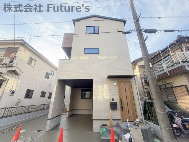 三郷市寄巻　新築戸建　全1棟の外観|閑静な住宅街に佇む3階建て新築戸建