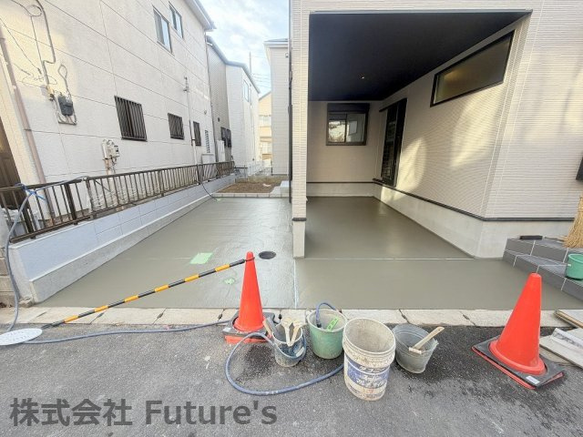 三郷市寄巻　新築戸建　全1棟の駐車場|ビルトイン＋屋外の2台駐車：来客時も困らない便利なカースペース