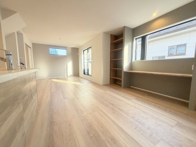 三郷市寄巻　新築戸建　全1棟の居間・リビング|家族団らんで過ごすリビングは18.66帖の広さを確保