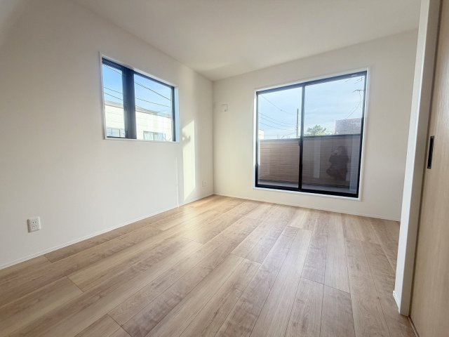 三郷市寄巻　新築戸建　全1棟の洋室|3階バルコニーに面した11.59帖の主寝室