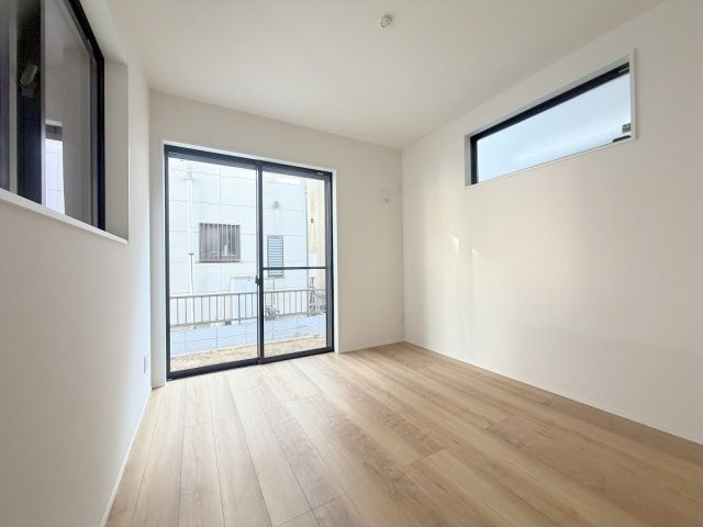 三郷市寄巻　新築戸建　全1棟の洋室|1階の洋室5.25帖は3面採光で陽当り良好