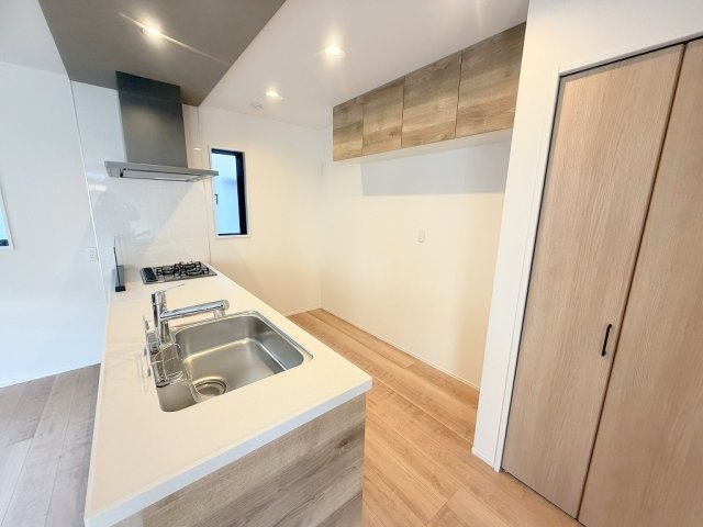 三郷市寄巻　新築戸建　全1棟のキッチン|パントリーや備付上部収納付きでキッチン周りがスッキリ片付きます