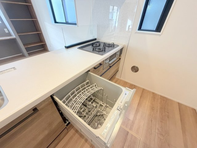 三郷市寄巻　新築戸建　全1棟のキッチン|家事の時短につながる食洗機完備