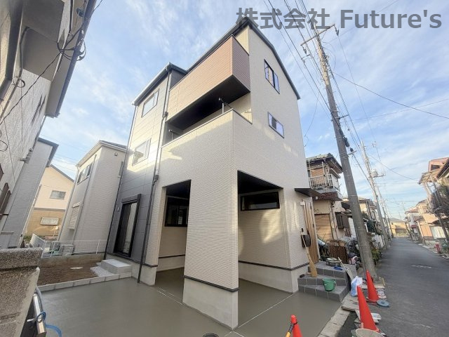 三郷市寄巻　新築戸建　全1棟の外観|プライバシーに配慮した2階リビングの3階建ての邸宅
