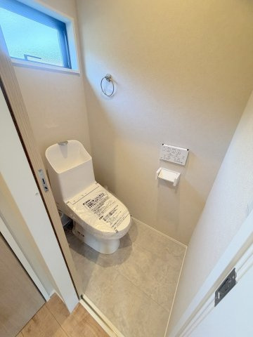 三郷市寄巻　新築戸建　全1棟のトイレ|2階のトイレです